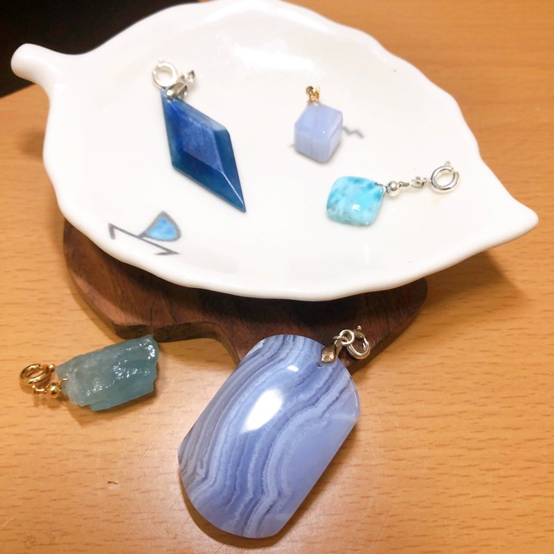 Blue crystal pendant-can be used as a necklace pendant or as a bracelet accessory (without chain) - พวงกุญแจ - เครื่องเพชรพลอย 