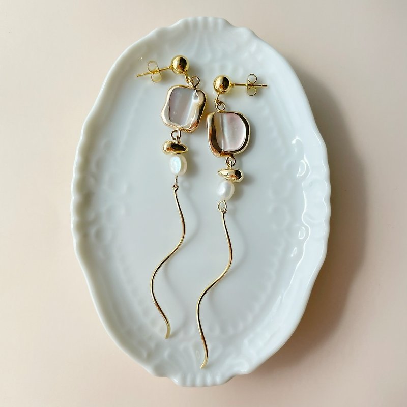 Swing shell earrings Earrings/ Clip-On no.1 - Earrings & Clip-ons - Shell Gold