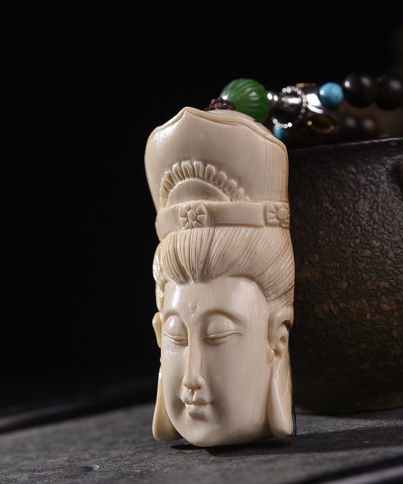 Natural mammoth ivory carving [Jingsi Guanyin Bodhisattva] pendant selected top ice three-dimensional carver - Necklaces - Crystal 