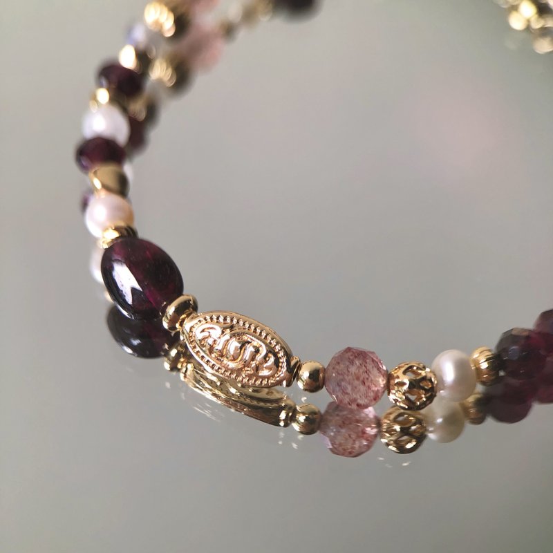 [January Stone] Rose Smoke Color | Stone Pearl Bracelet with Adjustable Length Strawberry Quartz - สร้อยข้อมือ - เครื่องเพชรพลอย สีแดง