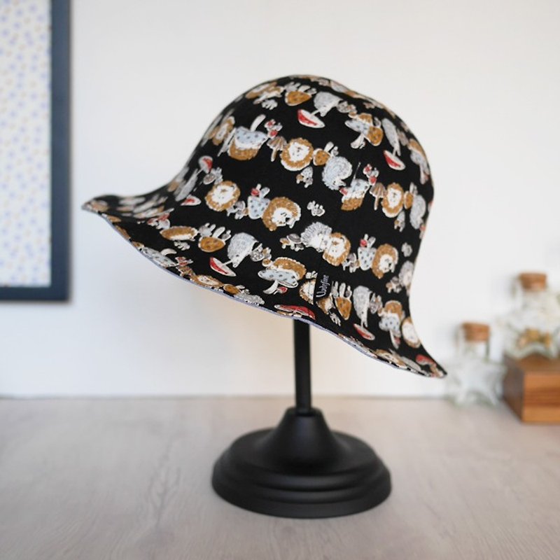 Hedgehog and mushroom illustrations 6 double-sided fisherman hat - black - หมวก - ผ้าฝ้าย/ผ้าลินิน สีดำ