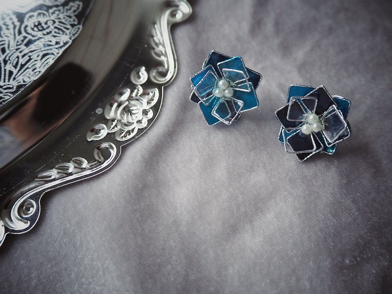 Deep sea crystal cube on-ear resin earrings - ต่างหู - เรซิน สีน้ำเงิน