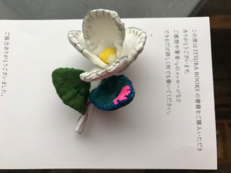 White camellia / pin - เข็มกลัด - ผ้าฝ้าย/ผ้าลินิน ขาว