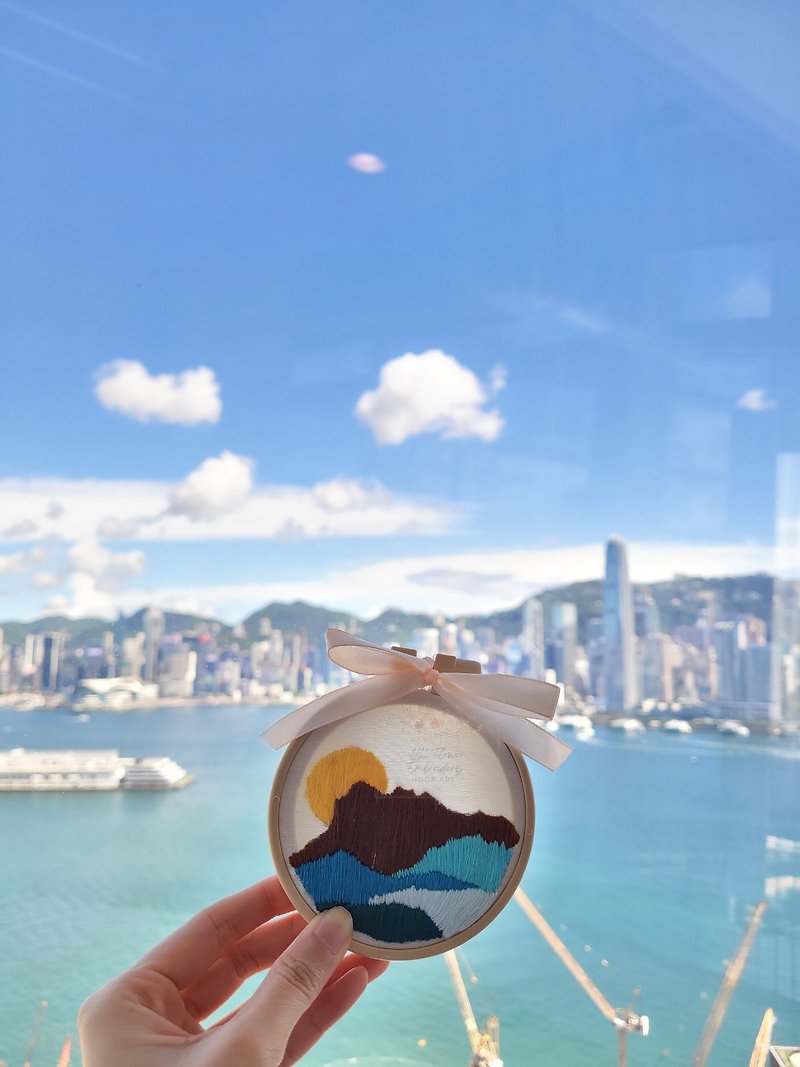 (材料包) 香港獅子山吊飾 人手刺繡移民禮物 - 編織/羊毛氈/布藝 - 繡線 白色