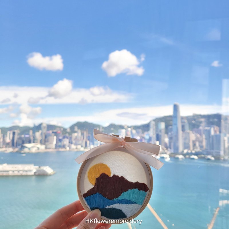 (材料包) 香港獅子山刺繡吊飾 掛飾 鎖匙扣 手作禮物 移民禮物 - 編織/刺繡/羊毛氈/縫紉 - 繡線 白色