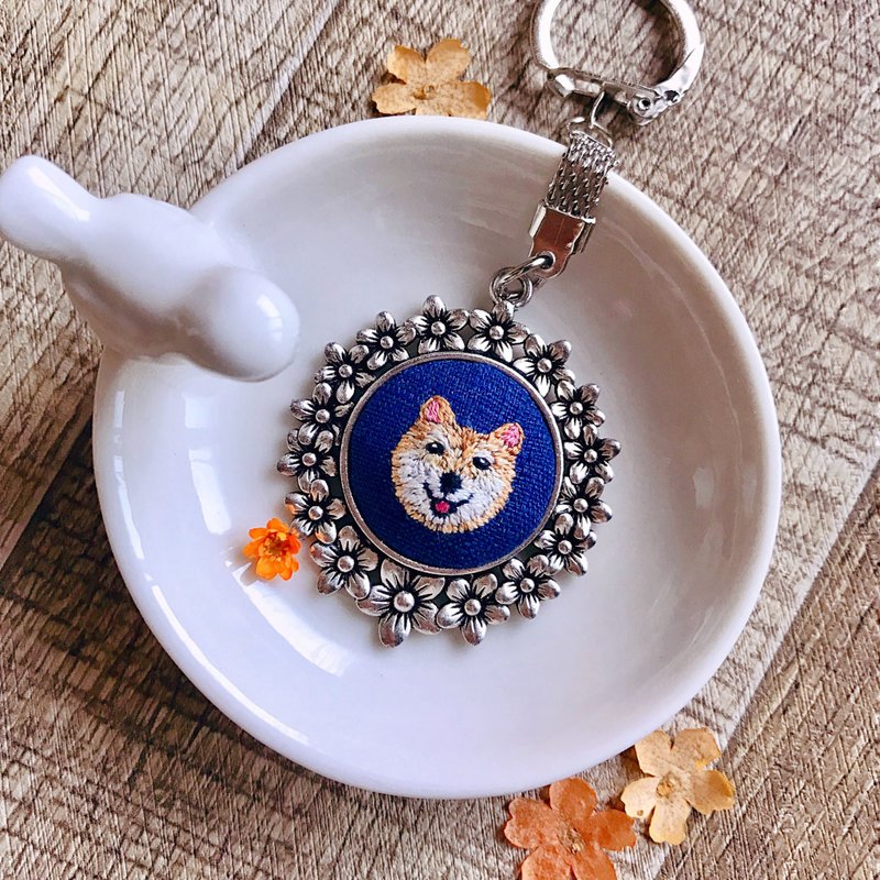 [Exclusive customized gift] Pet hand-embroidered keychain/customized background color/English name-special version - หมอน - งานปัก หลากหลายสี