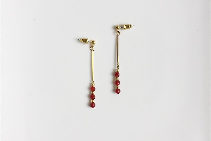 Blush red agate brass earrings - ต่างหู - เครื่องเพชรพลอย สีแดง
