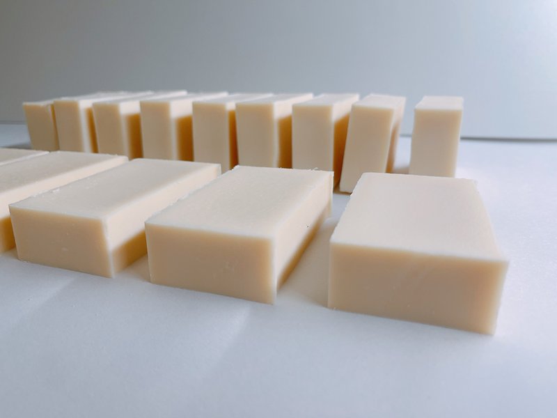 純天然頂級手工冷製精華皀 嫰白保濕/中性膚質 - 肥皂/手工皂 - 其他材質 白色