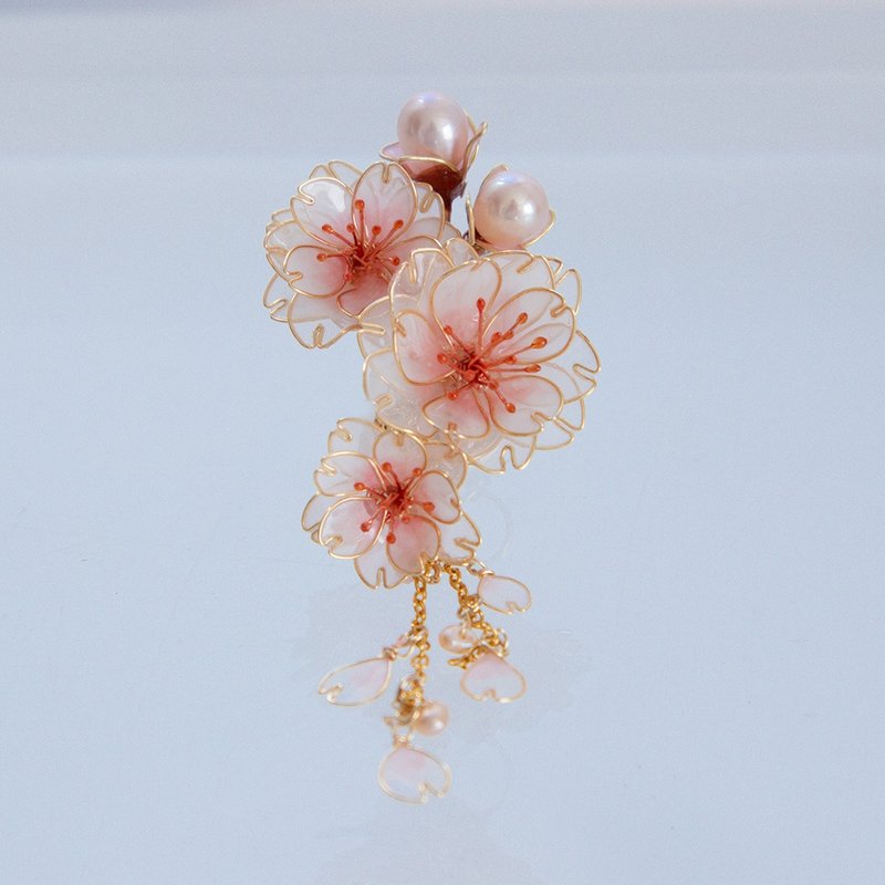 垂墜 樹脂花朵耳環 耳夾 | 粉色 - 耳環/耳夾/耳骨夾 - 其他材質 粉紅色