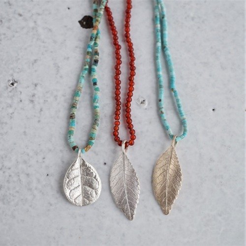 Feijoa leaf necklace (small) [P076SV(NS)]