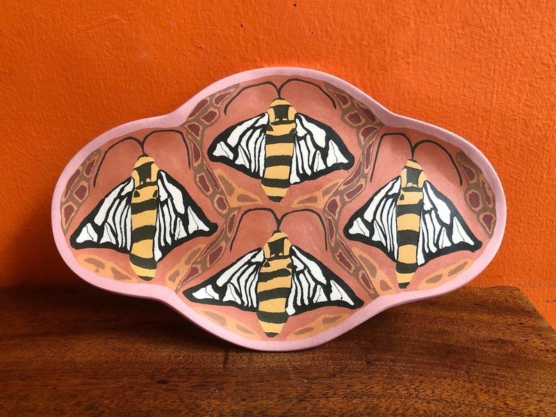 วัสดุอื่นๆ จานและถาด สึชมพู - Twisted porcelain plate—pink and black plaid pattern