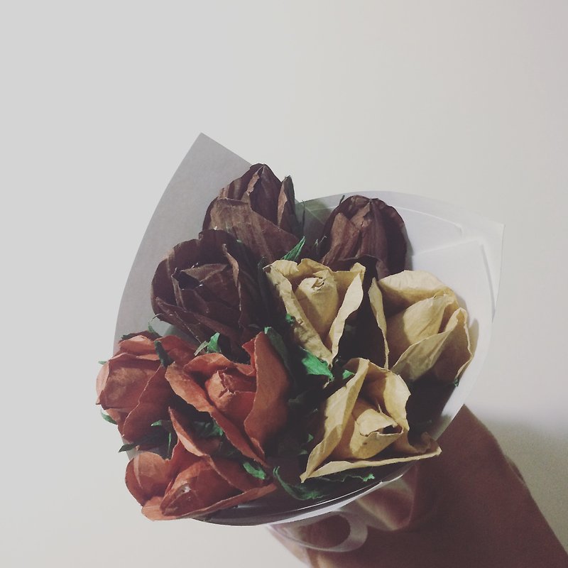 Reddy Deli / classic handmade late autumn roses bouquet / Italy imported wrapping paper / carton roses / Valentine's Day / Birthday / Wedding / Mother's Day / Foreign Film / Graduation / Confession - Plants - Paper Brown