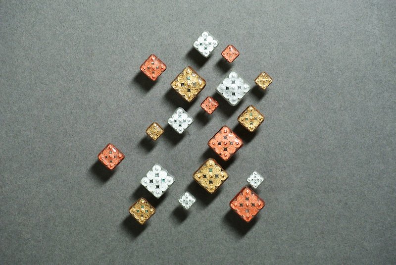 Tile Earrings (中) - ต่างหู - กระดาษ สีทอง