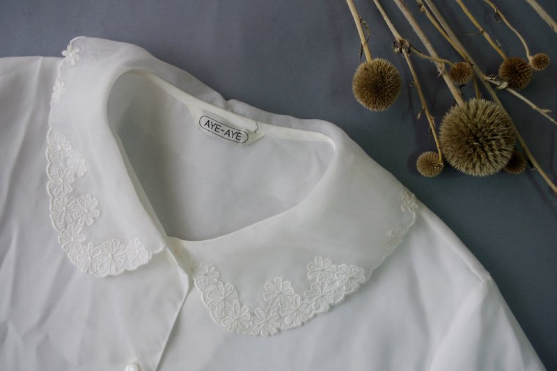 Treasure Hunting Vintage - Ukrainian Embroidered Collar White Vintage Shirt - Women's Shirts - Polyester White