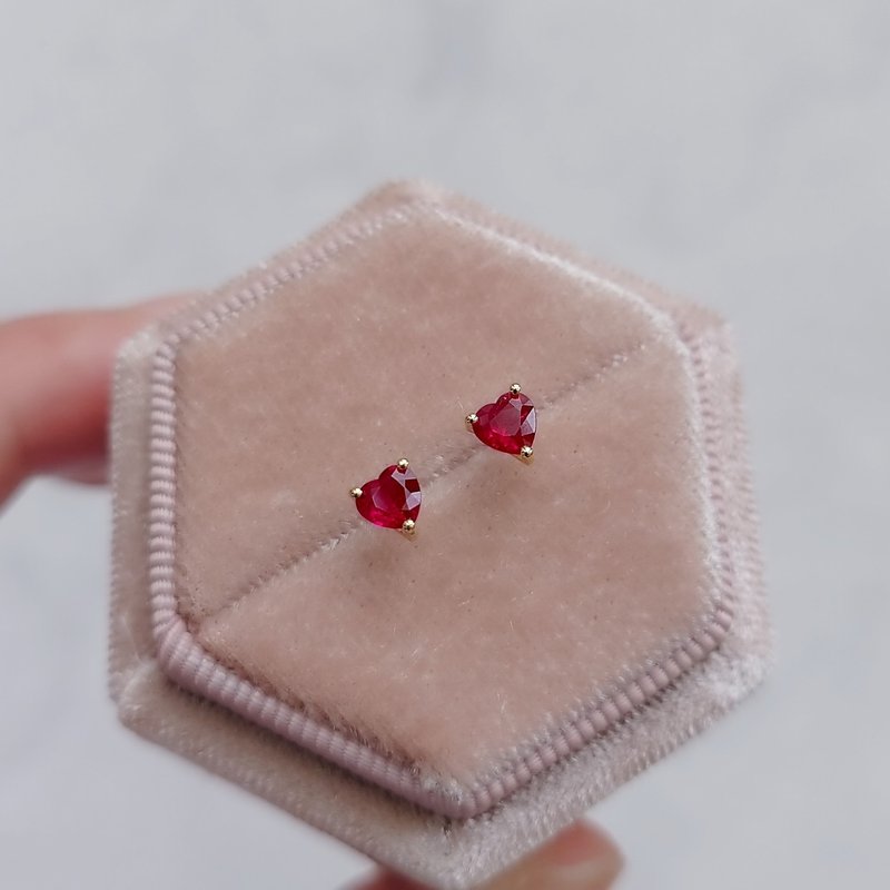 Natural Ruby Heart Cut Classic Prong Set 18K Solid Yellow Gold Stud Earrings - ต่างหู - เครื่องเพชรพลอย สีแดง