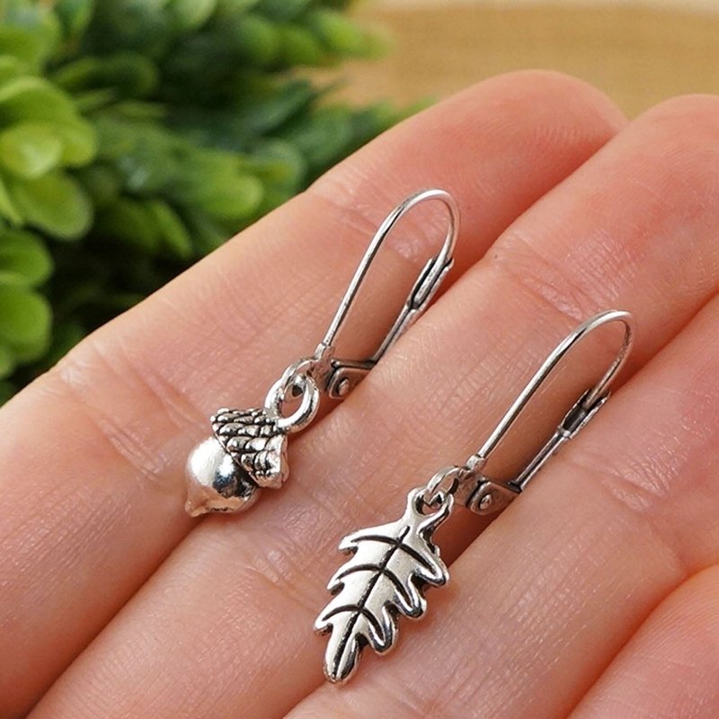 Silver Acorn Oak Leaf Forest Woodland Dangle Mismatched Mono Earrings Jewelry - 耳環/耳夾/耳骨夾 - 其他金屬 銀色