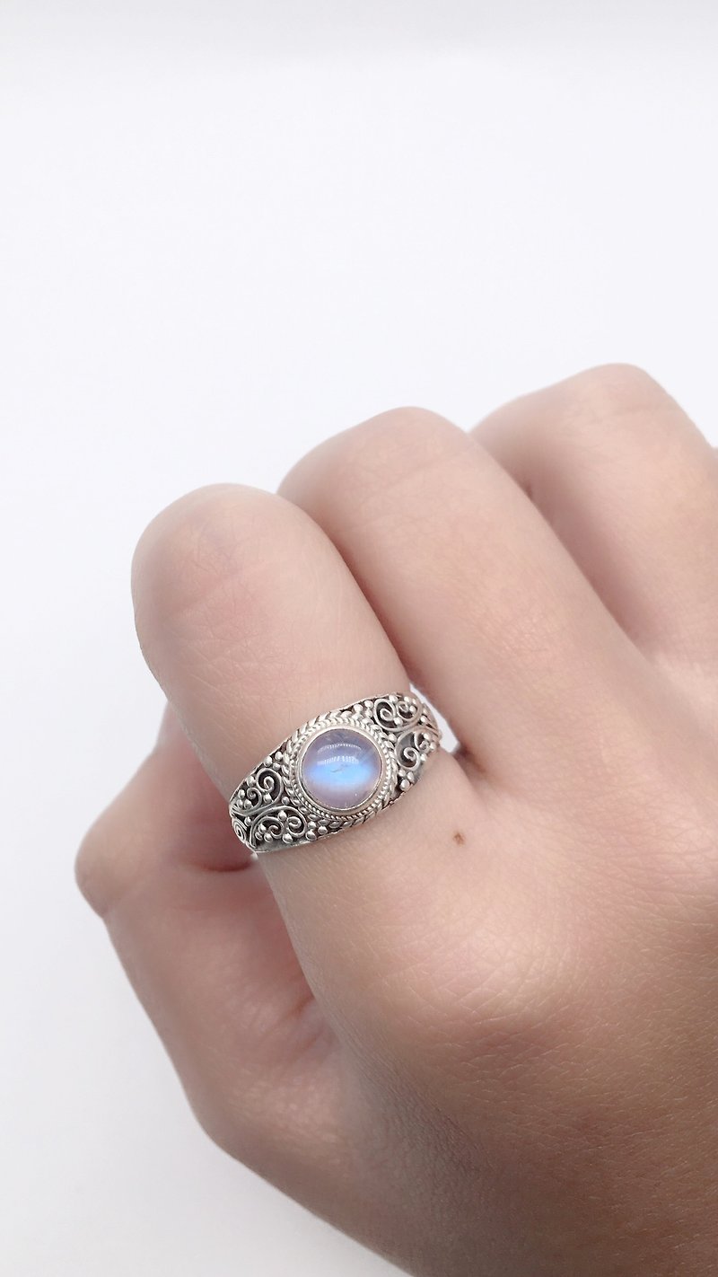 月光石925純銀雅緻銀雕戒指 尼泊爾手工鑲嵌製作-圓形月光石  - 戒指 - 寶石 藍色