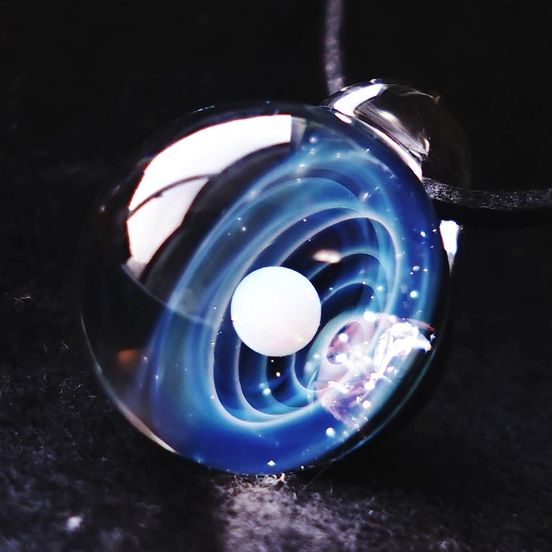 Planetary, meteorite world White opal Meteorite Space glass pendant Authentic meteorite-filled star Glass Japanese construction Japanese handmade production handmade free shipping - Necklaces - Glass Blue