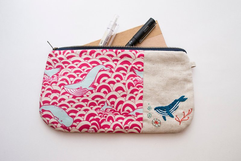 鯨魚 Whale of a time - Hand-Embroidered Zip Pouch - กระเป๋าสตางค์ - ผ้าฝ้าย/ผ้าลินิน หลากหลายสี