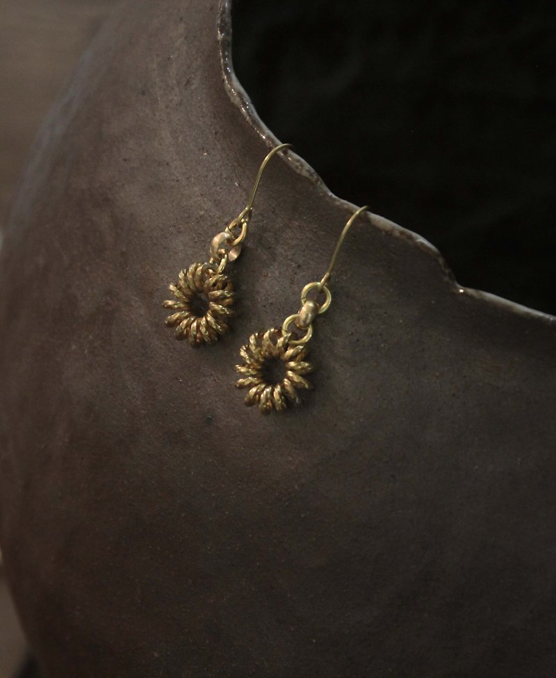 Simple Vintage Floral Wreath / Handmade Vintage Brass Jewelry - ต่างหู - ทองแดงทองเหลือง สีทอง