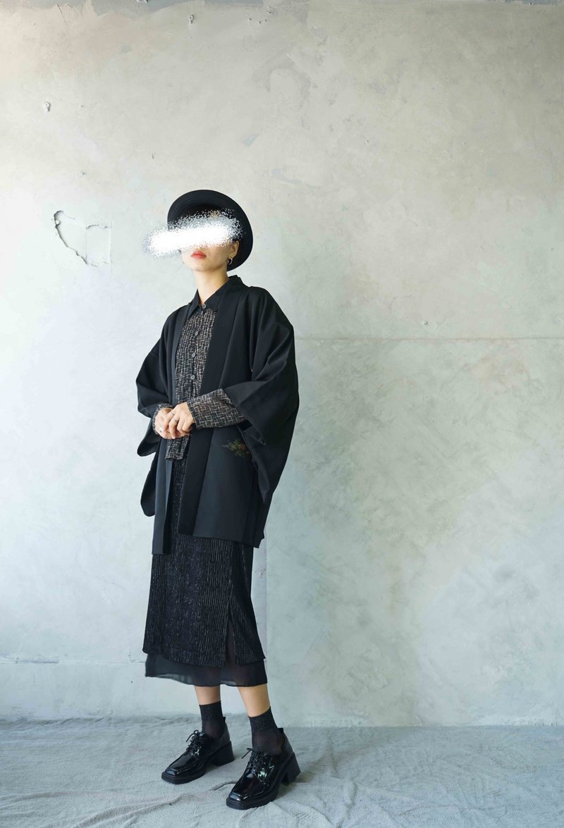 尋寶古著-黑色日式傳統建築織紋質感日本羽織和服 - 女大衣/外套 - 絲．絹 黑色