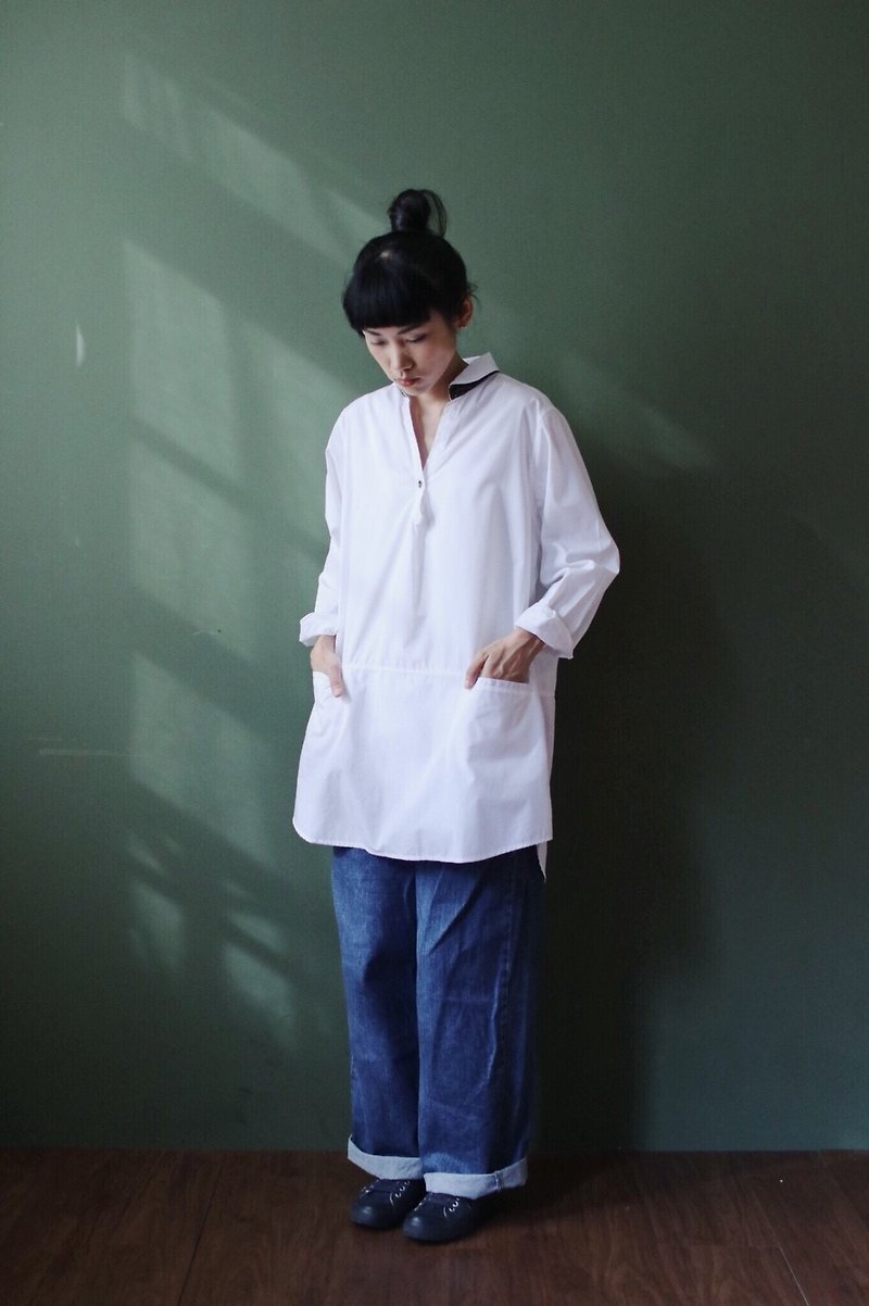 OMAKE Original V-neck embroidered wide-length pocket shirt white - Women's Shirts - Cotton & Hemp White