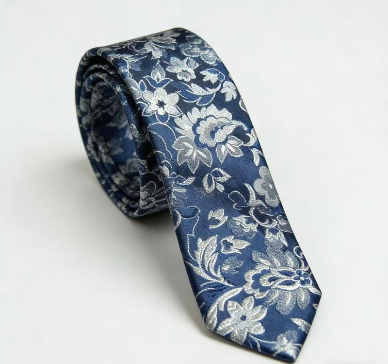 ชุดผ้าไหมลายดอกไม้สีฟ้า Tie Gentleman พร้อมกล่องของขวัญชาร์ป - เนคไท/ที่หนีบเนคไท - ผ้าไหม สีน้ำเงิน
