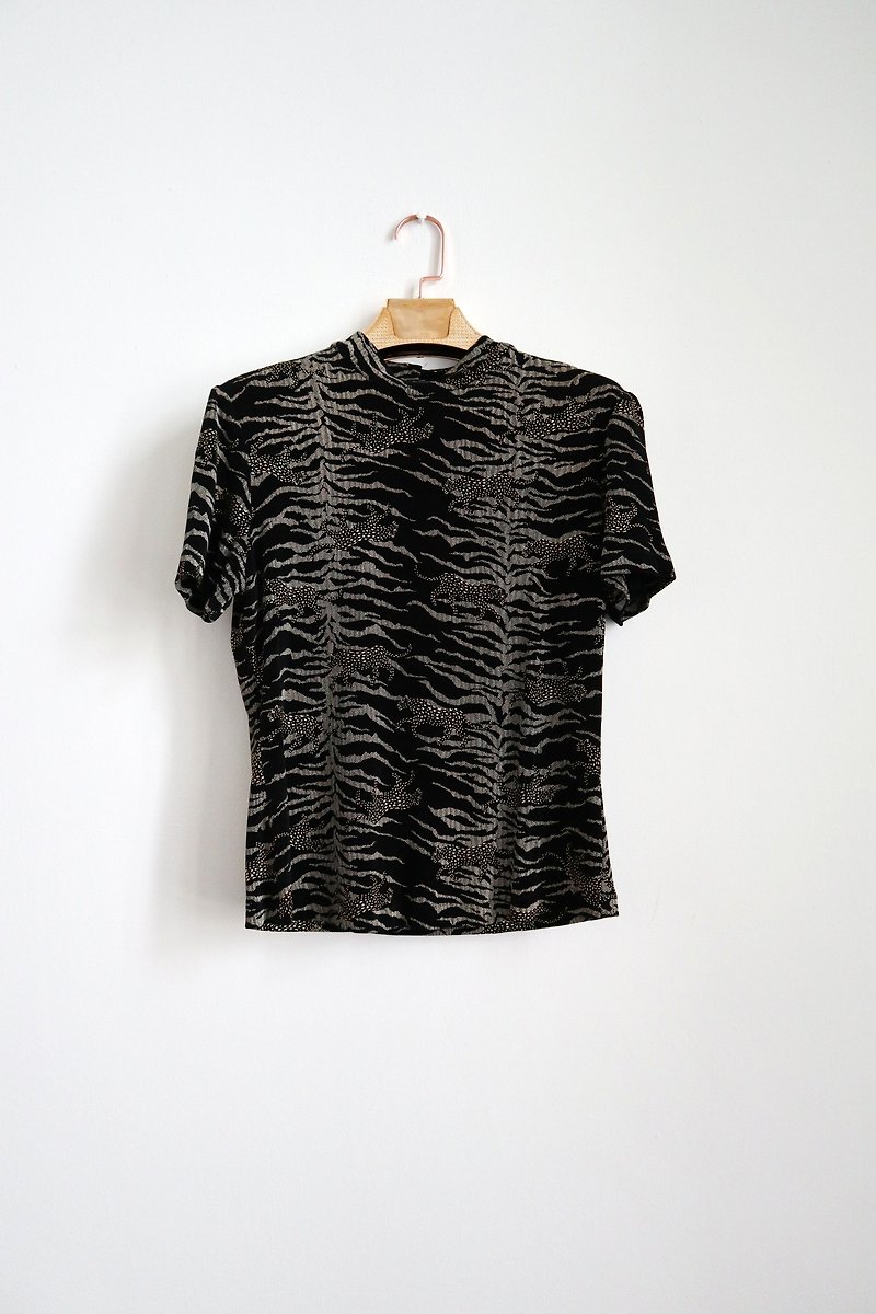 Pumpkin Vintage. Ancient tiger leopard walking shirt - เสื้อผู้หญิง - วัสดุอื่นๆ สีดำ