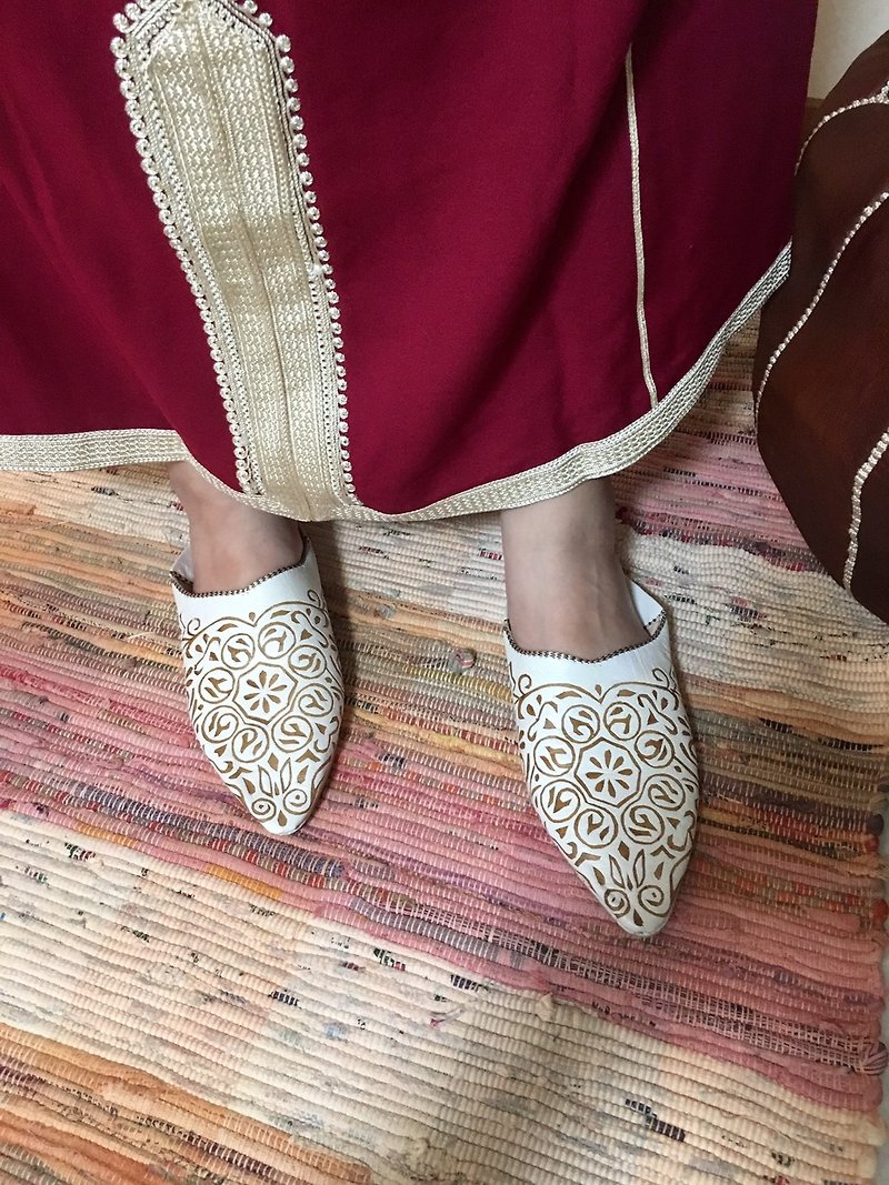 Moroccan leather carving handmade shoes camel bone white pointed toe shoes indoor shoes - รองเท้าแตะในบ้าน - หนังแท้ ขาว