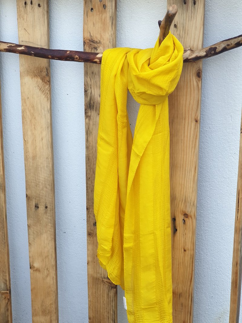 純蠶絲御風長巾黃色款 柔軟飄逸 舒適自在 - 絲巾 - 絲．絹 黃色