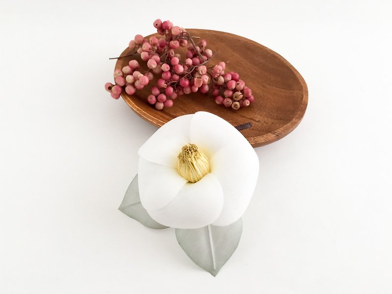 Corsage - flower camellia - (white) - เข็มกลัด/ข้อมือดอกไม้ - ผ้าไหม ขาว