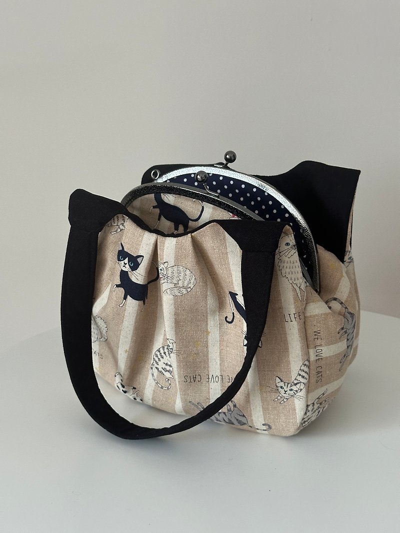 Japanese style oatmeal cat three-layer kiss lock bag shoulder bag - กระเป๋าแมสเซนเจอร์ - ผ้าฝ้าย/ผ้าลินิน สีกากี