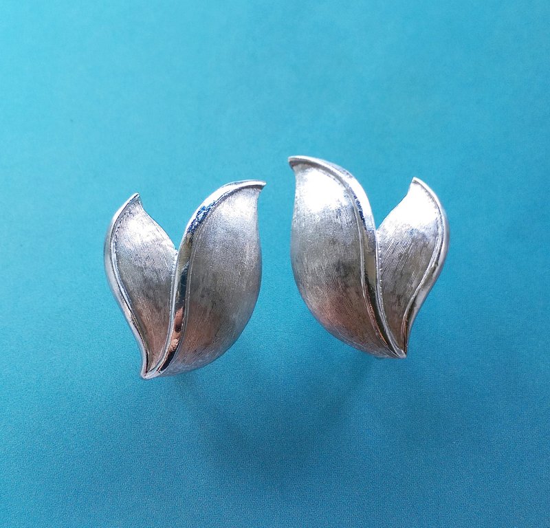 Vintage Jewelry 西洋古董飾品 TRIFARI 銀色調 雙葉 夾式耳環 - 耳環/耳夾/耳骨夾 - 其他金屬 銀色
