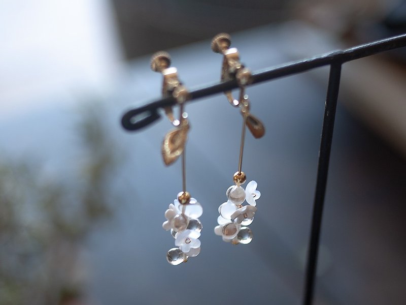 Drops and Flowers Earrings / White