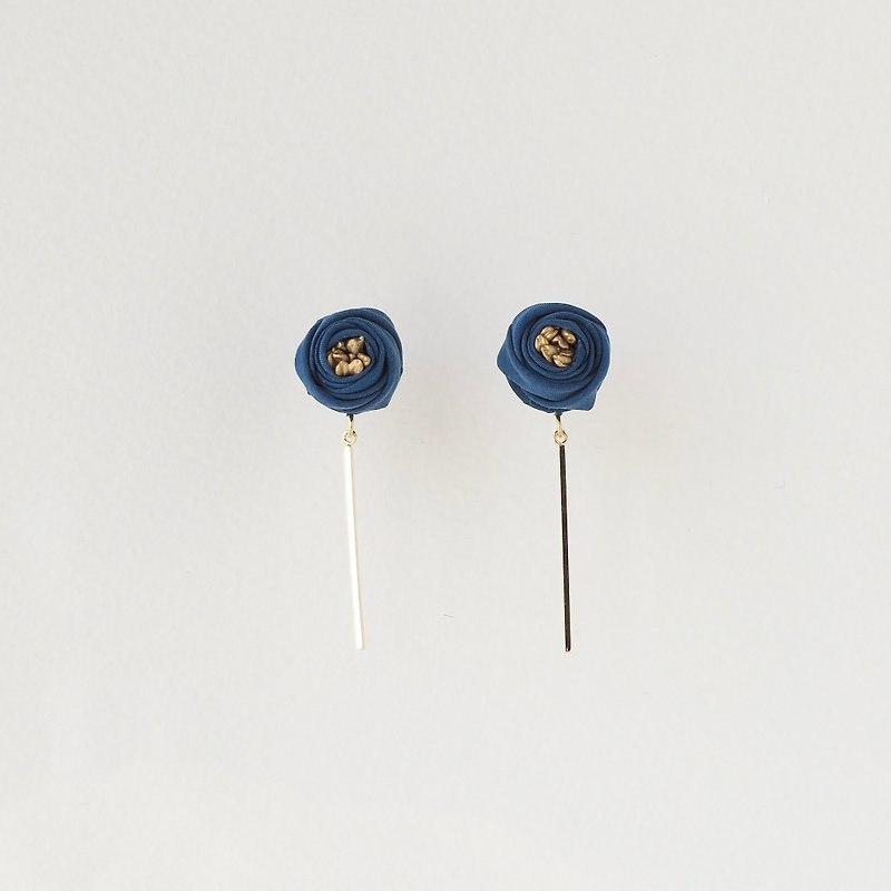 藍とつばきとゴールドバー　ピアス・イヤリング/きものアップサイクルアクセサリー - 耳環/耳夾 - 絲．絹 白色