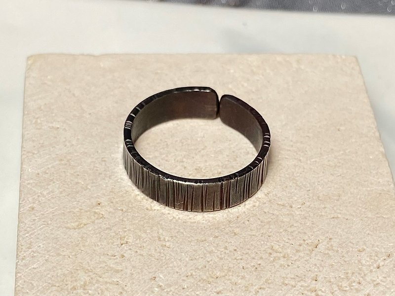 Wood grain sterling silver ring (dyed black) - แหวนทั่วไป - โลหะ สีเงิน