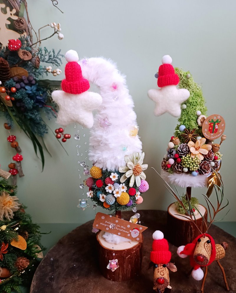 White furry Christmas tree with tilted head, eternal dry flowers, white wool felt star, Christmas hat, Christmas tree - ของวางตกแต่ง - พืช/ดอกไม้ ขาว