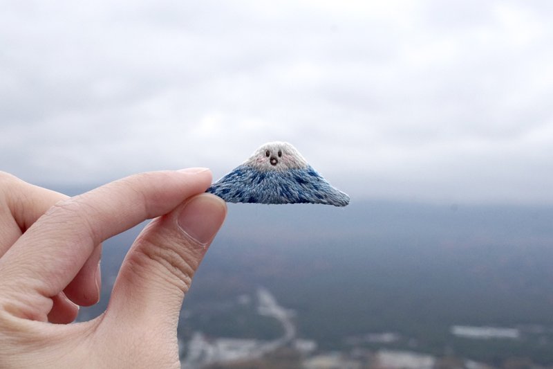 富士山刺繡扣針 - 胸針 - 繡線 藍色