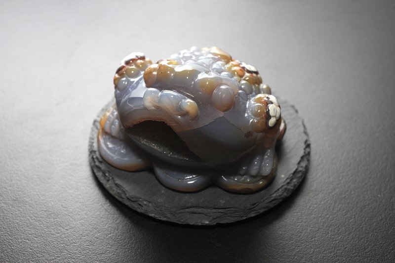 俏色帶財眼瑪瑙金蟾 開運/招財/防小人 - 擺飾/家飾品 - 寶石 