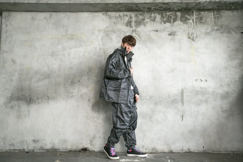 Japan's super popular two-section raincoat-dark iron gray - ร่ม - วัสดุกันนำ้ สีเทา