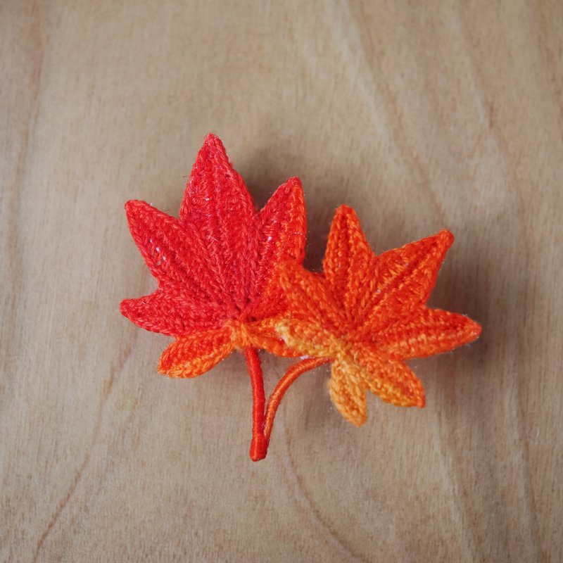 好朋友楓葉胸針　手工/手工編織/紅葉/秋/红色/橙色 - 胸針 - 繡線 紅色
