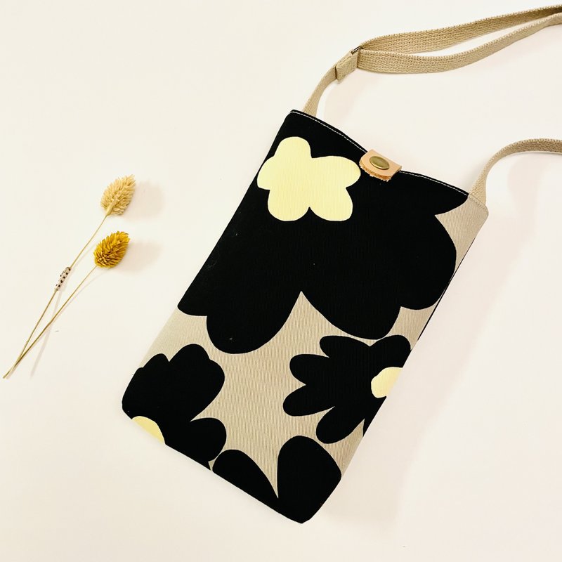 Nordic large-flowered poppy flower. Mobile phone sling bag. Zippered interior pocket. Leather buckle strap. Can be worn around the neck and over the shoulder - กระเป๋าแมสเซนเจอร์ - ผ้าฝ้าย/ผ้าลินิน สีดำ