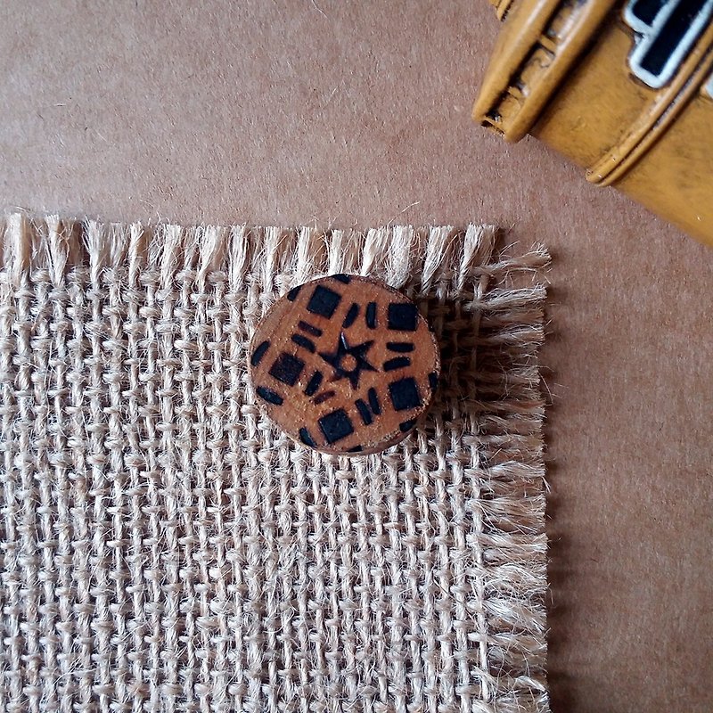 Woodcut pattern pins/brooches - เข็มกลัด - ไม้ สีนำ้ตาล