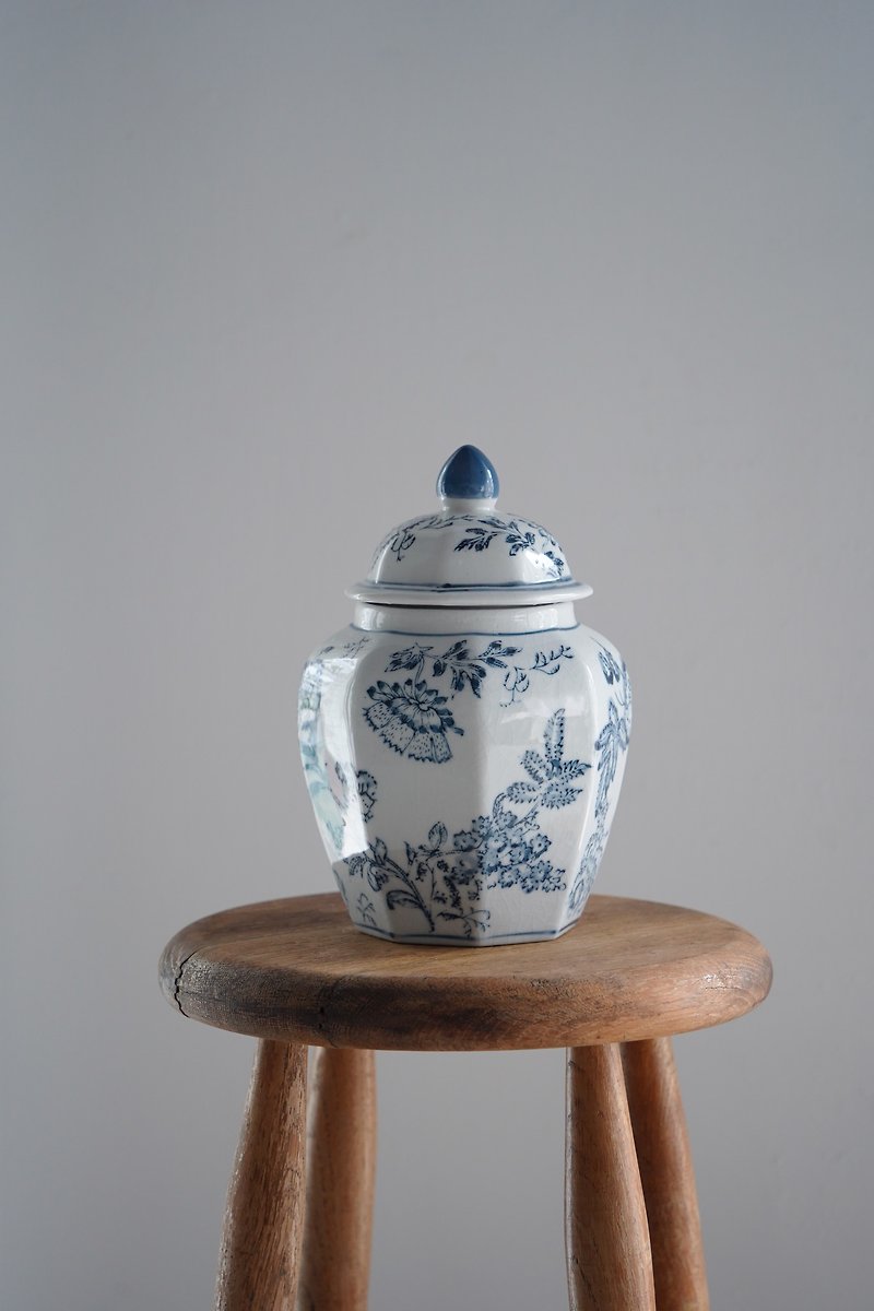 ふた付きのヴィンテージの青と白の磁器 - 花瓶・植木鉢 - 陶器 ホワイト