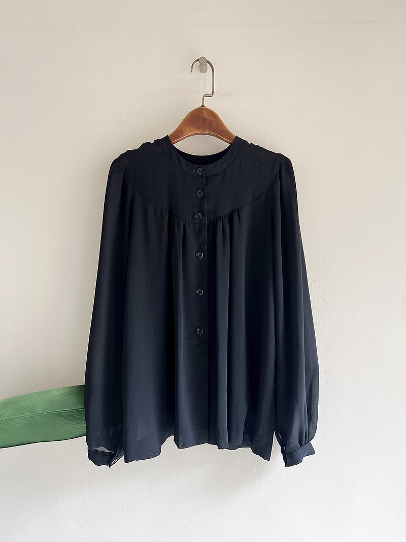 Dark night black round neck plain transparent pleated antique vintage spinning shirt blouse top vintage - เสื้อเชิ้ตผู้หญิง - เส้นใยสังเคราะห์ สีดำ