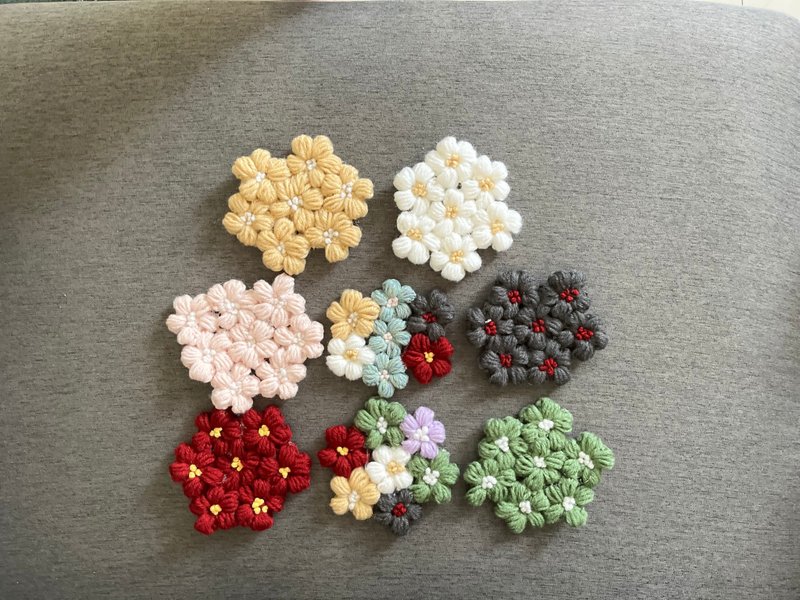 Handmade warm and beautiful flower spliced ​​coasters decorated in gorgeous style - Coasters - Other Materials Multicolor