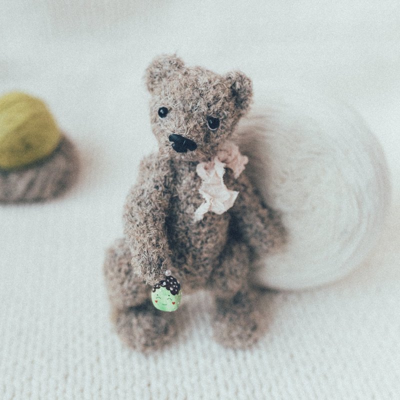 Mishanja the Bear knitting pattern. Little teddy bear step by step tutorial. DIY - 手工藝教學/工具書 - 其他材質 