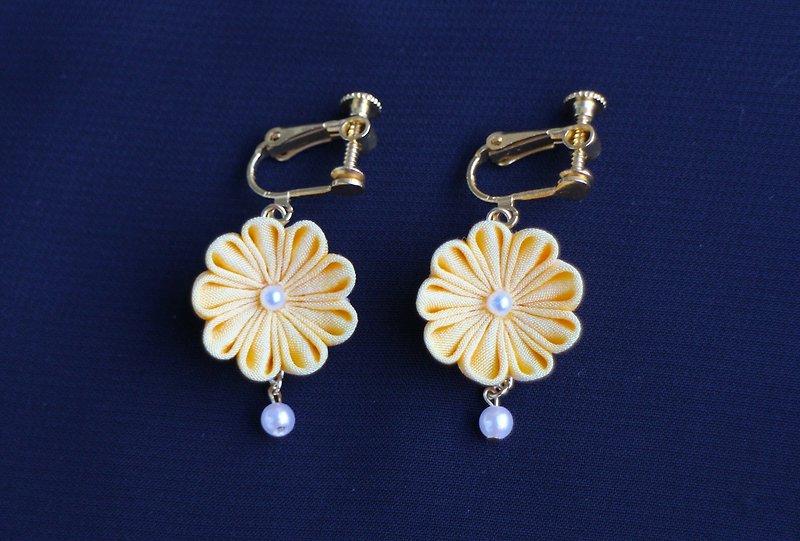 Elegant Margaret earrings yellow - Earrings & Clip-ons - Other Materials Yellow