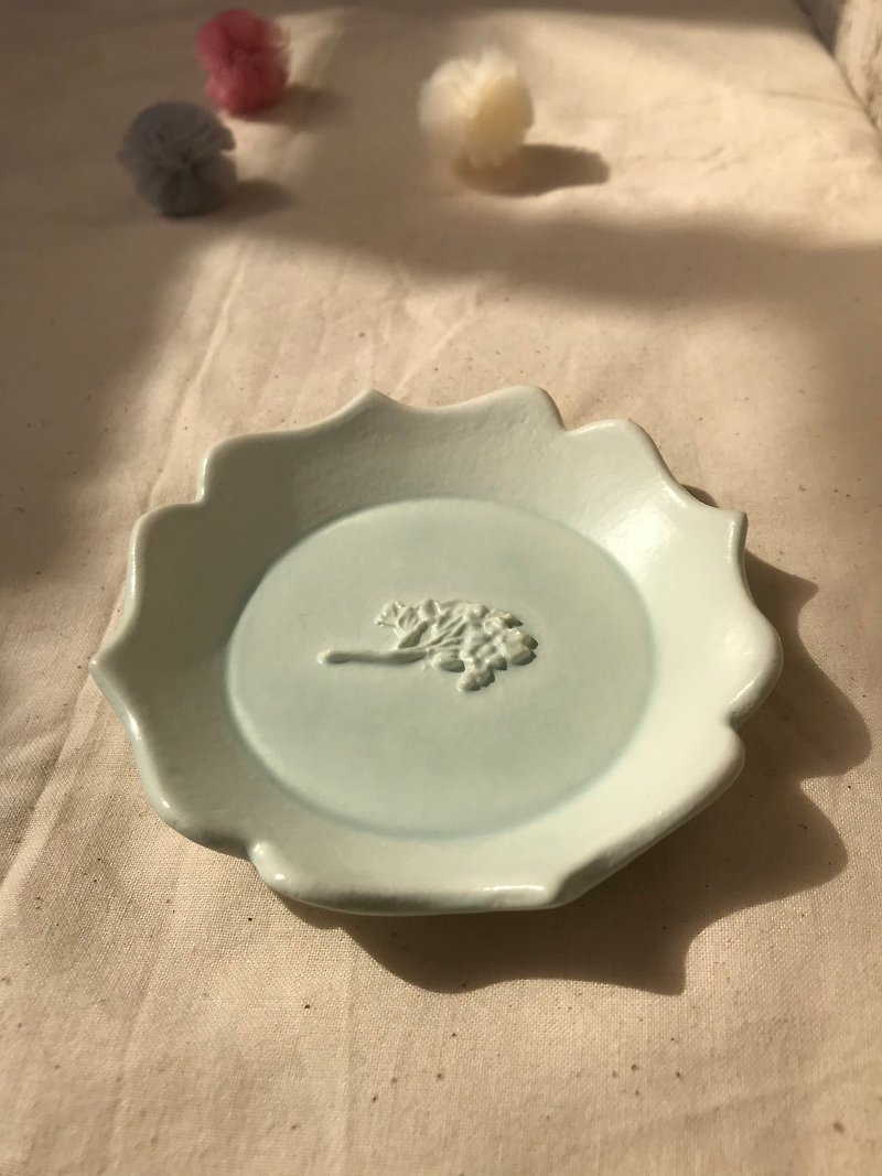 Dejavu Ceramics hand-made ceramic embossed flower and bird small plate - Small Plates & Saucers - Porcelain Green