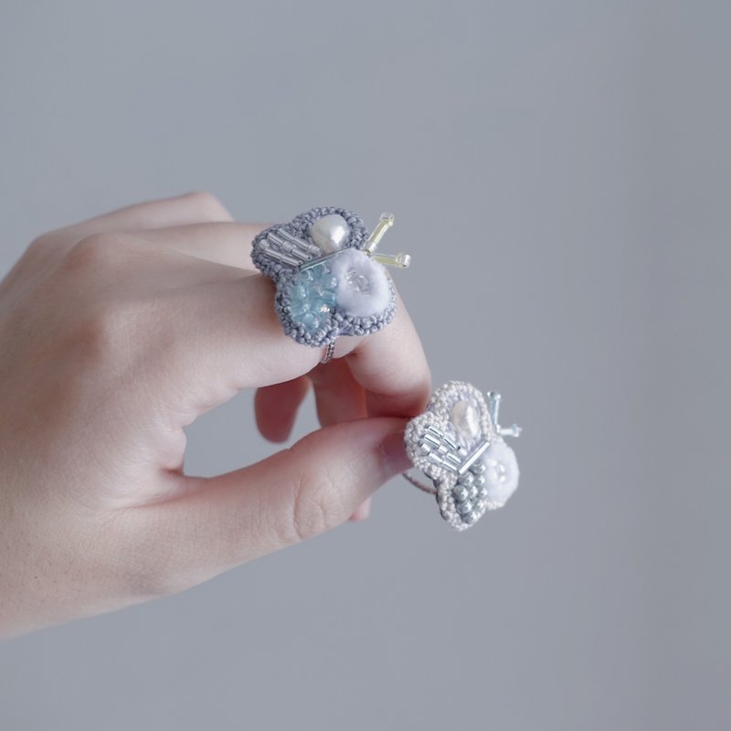微光をまとうフェルトの蛾・パール刺繍リング / バッジ - リング・指輪 - 刺しゅう糸 グレー